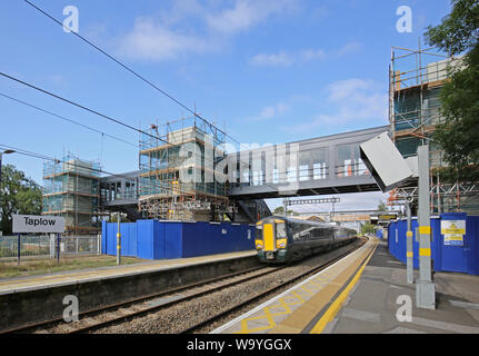 Construction de nouveaux ponts piétonniers à la station de Talaplow, Buckinghamshire. Montre le train local sur la route principale de train de l'Ouest à destination de Londres Paddington. Banque D'Images