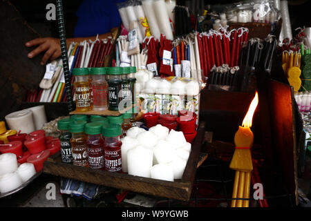 ANTIPOLO CITY, PHILIPPINES - 12 août, 2019 couleur : assortiment de bougies de prière et les remèdes vendus dans un magasin à l'extérieur d'une église. Banque D'Images