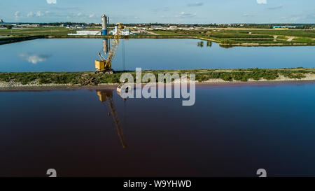 Usine de traitement moderne des eaux usées. Les citernes pour l'aération et l'épuration biologique des eaux usées. Banque D'Images