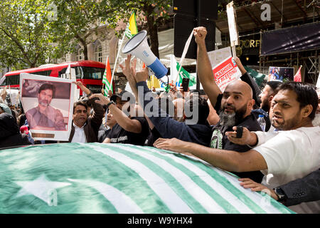 En tant qu'Indiens célèbrent leur fête de l'indépendance, des Cachemiris et Pakistanais protester à l'extérieur de l'Inde maison, la Haute Commission indienne à Londres, à propos de l'Aldwych PM Indien Narendra Modi a récemment décidé de priver le Cachemire sous administration indienne de son statut spécial, Londres, le 15 août 2019, à Londres, en Angleterre. Banque D'Images