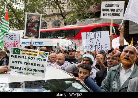 En tant qu'Indiens célèbrent leur fête de l'indépendance, des Cachemiris et Pakistanais protester à l'extérieur de l'Inde maison, la Haute Commission indienne à Londres, à propos de l'Aldwych PM Indien Narendra Modi a récemment décidé de priver le Cachemire sous administration indienne de son statut spécial, Londres, le 15 août 2019, à Londres, en Angleterre. Banque D'Images