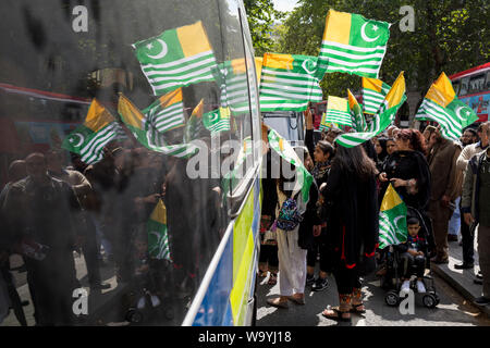 En tant qu'Indiens célèbrent leur fête de l'indépendance, des Cachemiris et Pakistanais protester à l'extérieur de l'Inde maison, la Haute Commission indienne à Londres, à propos de l'Aldwych PM Indien Narendra Modi a récemment décidé de priver le Cachemire sous administration indienne de son statut spécial, Londres, le 15 août 2019, à Londres, en Angleterre. Banque D'Images