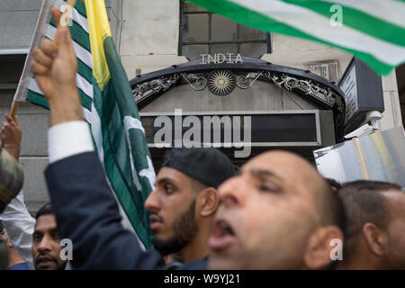 En tant qu'Indiens célèbrent leur fête de l'indépendance, des Cachemiris et Pakistanais protester à l'extérieur de l'Inde maison, la Haute Commission indienne à Londres, à propos de l'Aldwych PM Indien Narendra Modi a récemment décidé de priver le Cachemire sous administration indienne de son statut spécial, Londres, le 15 août 2019, à Londres, en Angleterre. Banque D'Images