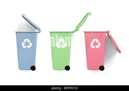 Rouge, vert et bleu avec des bacs de recyclage recycler symbole sur fond blanc Banque D'Images