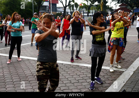 ANTIPOLO CITY, PHILIPPINES - le 12 août 2019 : chers philippins adultes participent à un exercice de danse Zumba ou classe à un parc public. Banque D'Images