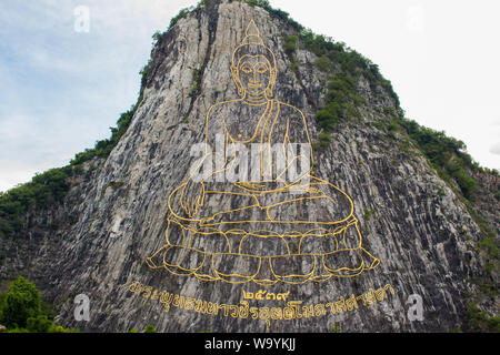 Golden Buddha sculptés sur une falaise. Dieu sur la montagne. Banque D'Images