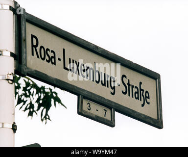 Plaque de rue Rosa Luxembourg STRASSE Berlin Allemagne Banque D'Images