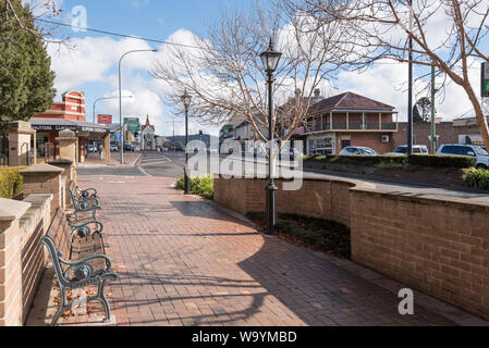 En regardant vers le sud le long de la route principale vers l'Bowral de shopping, restaurants et pubs dans les hauts plateaux du sud ville de Sydney en Australie Banque D'Images