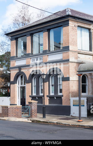 Le bureau de poste de Mittagong original construit en 1890 a eu un certain nombre de modifications depuis y compris l'enlèvement d'un auvent et intercalaires windows ci-dessus. Banque D'Images