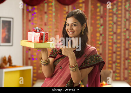 Young woman holding gift boxes Banque D'Images