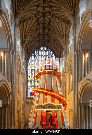 Helter Skelter traditionnelles expositions tournent à l'intérieur de l'église cathédrale de Norwich, Norfolk, England, UK - Août 2019 Banque D'Images