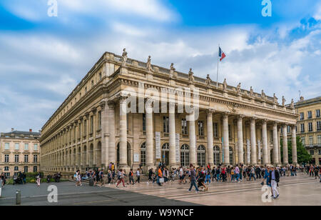 Bordeaux, France, 8 mai 2018 - balades touristiques sur la place principale "Place de La Comédie' passant le Grand Opera House 'Grand Théâtre de Bordeaux' Banque D'Images