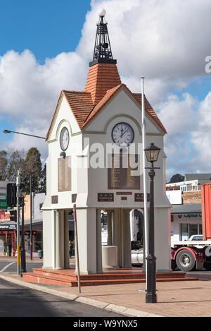 L'horloge de la ville et monument aux morts à l'angle de la rue Main et de Bowral Road, à Sydney, New South Wales, Australie Banque D'Images