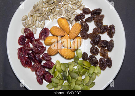 Mélange de traînée dans le plat sur le fond noir. Banque D'Images