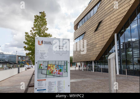 Un panneau à l'extérieur de la courbe, un état de l'art University building dans le centre de Middlesbrough, Angleterre, Royaume-Uni Banque D'Images