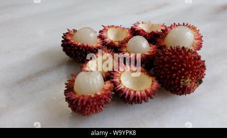 Libre d'pulasan fruits. Nom scientifique Nephelium ramboutan-pulasan akea, est un fruit tropical rouge qui est étroitement lié à des ramboutans. Banque D'Images