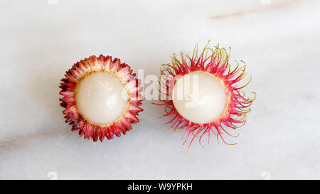 Vue de dessus de pulasan et rambutan fruit, disposés côte à côte. Les deux sont des fruits tropicaux d'Asie du sud-est, et parfois confondu l'un pour l'autre. Banque D'Images