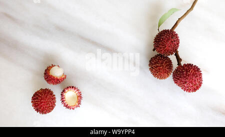 Pulasan sur fruits en bakcground. Nom scientifique Nephelium ramboutan-pulasan akea, est un fruit tropical rouge qui est étroitement lié à des ramboutans. Banque D'Images