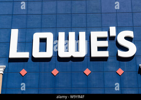 7 août 2019 Sunnyvale / CA / USA - Lowe's Logo affiché au-dessus de l'un de leurs emplacements dans le sud de San Francisco bay area Banque D'Images