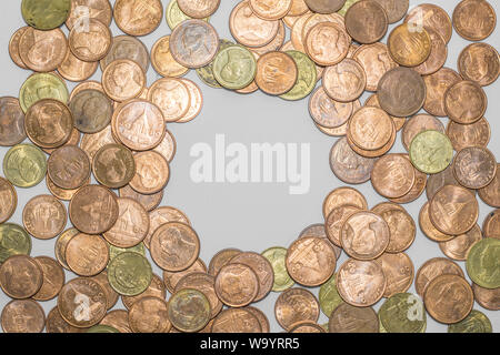 Pièces de monnaie thaï avec le roi sur une pièce de monnaie sur un fond blanc. Banque D'Images
