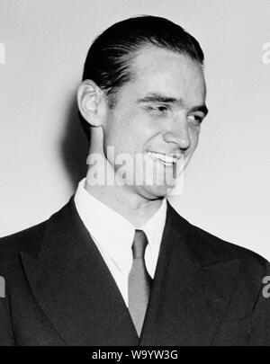 Vintage photo de American business tycoon, pilote, ingénieur, producteur de cinéma et philanthrope Howard Hughes (1905 - 1976). La photo a été prise à Washington DC le 21 juillet 1938, quelques jours après avoir établi un record d'aviation Hughes en complétant un tour du monde en un peu plus de 91 heures. Banque D'Images