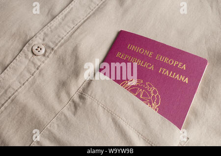 Passeport italien d'une poche de chemise verte Banque D'Images