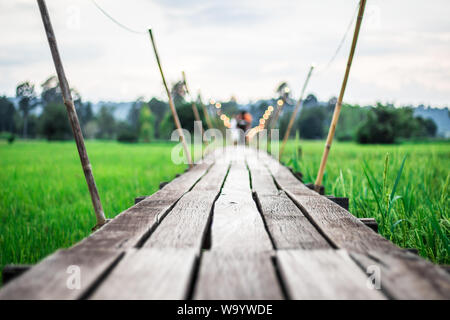 Vieux pont en bois au milieu du terrain pendant la saison des pluies. Banque D'Images