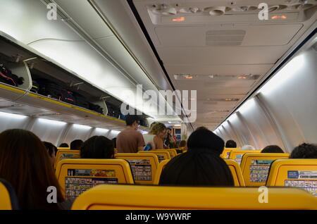 Intérieur d'un vol Ryanair à ouvrir des casiers à bagages Banque D'Images