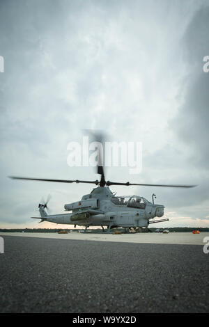 Un Corps des Marines américains AH-1Z Viper affectés à l'Escadron d'hélicoptères d'attaque légère Marine -167 prépare à décoller lors d'un déploiement d'entraînement physique à la base aérienne MacDill, Avon Park, en Floride, le 12 août 2019. HMLA-167 effectue des opérations expéditionnaires tout en augmentant les cotes de l'état de préparation et la construction de l'emploi de munitions à guidage de précision compétence dans l'AH-1Z Viper. Banque D'Images