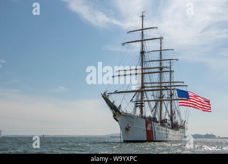 U.S. Coast Guard Barque Eagle (327) WIX, arrive à New York, N.Y., 15 août 2019. Eagle est un grand voilier utilisé comme plate-forme de formation pour les futurs officiers de l'Académie de la Garde côtière canadienne ainsi que pour établir et maintenir des relations nationales et internationales. (U.S. Photo de l'Armée de l'air par le sergent. Cory D. Payne) Banque D'Images