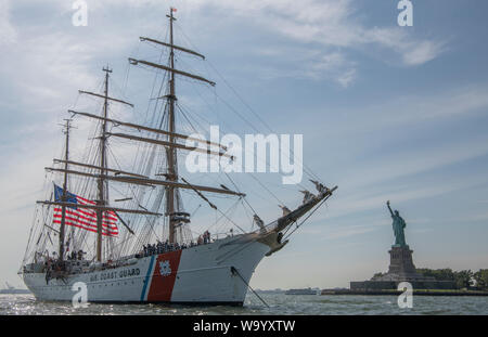 U.S. Coast Guard Barque Eagle (327) WIX, arrive à New York, N.Y., 15 août 2019. Eagle est un grand voilier utilisé comme plate-forme de formation pour les futurs officiers de l'Académie de la Garde côtière canadienne ainsi que pour établir et maintenir des relations nationales et internationales. (U.S. Photo de l'Armée de l'air par le sergent. Cory D. Payne) Banque D'Images