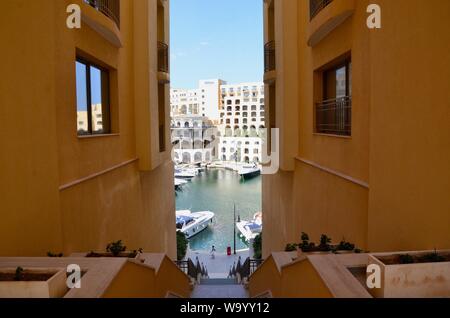 Port de plaisance de Portomaso entrevu entre bâtiments st julians malte Banque D'Images