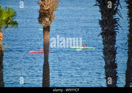 Les canoéistes en Méditerranée au large des côtes de Malte près de st julians Banque D'Images