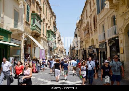 Boutiques et cafés et les touristes sur la rue de la République de Malte La Valette Banque D'Images