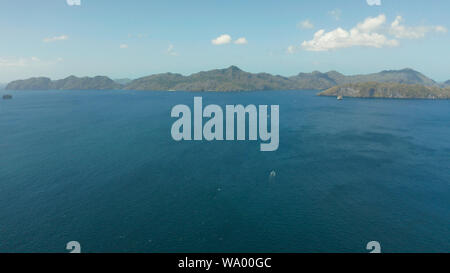 Drone aérien de Seascape tropical avec des îles rocheuses, bleu de l'eau. îles et montagnes couvertes de forêt tropicale. El Nido, Palawan, Philippines Banque D'Images
