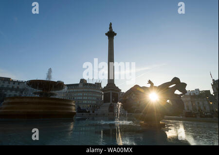 Tôt le matin, Trafalgar Square, Londres, Grande-Bretagne. Trafalgar Square est une place publique au centre de Londres, son nom commémore la bataille de Trafalgar, Banque D'Images