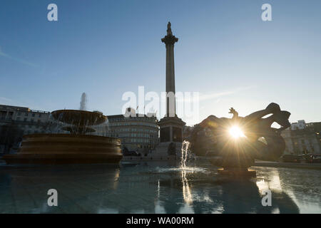 Tôt le matin, Trafalgar Square, Londres, Grande-Bretagne. Trafalgar Square est une place publique au centre de Londres, son nom commémore la bataille de Trafalgar, Banque D'Images