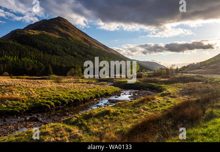 Les pentes boisées de la montagne Beinn une Lochain s'élever au-dessus de la vallée de Glen Kinglas dans l'Argyll Highlands d'Ecosse. Banque D'Images