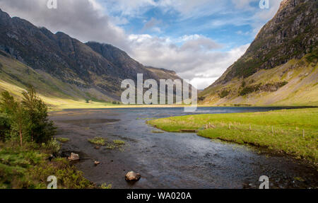 La rivière de l'Europe forme un petit lac, Loch, Achtriochtan sur le fond de la vallée de Glen Coe, sous suis Bodach et Bidean nam Bian montagnes dans l'Ouest Haute Banque D'Images