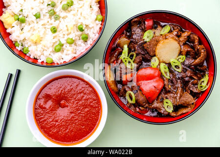 Style Chinois du boeuf dans la sauce aux haricots noirs avec du riz frit Oeufs Banque D'Images