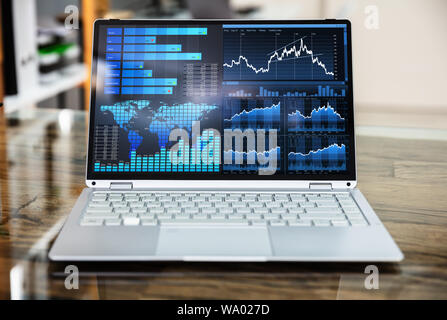 Close-up d'ordinateur portable montrant Graphique sur Office 24 Banque D'Images