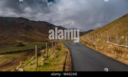 La seule piste Mam Duke's Pass route serpente autour d'une montagne plus haute au-dessus de Glen Valley, près de village de Glenelg dans le nord-ouest de l'Écosse, Highlands Banque D'Images