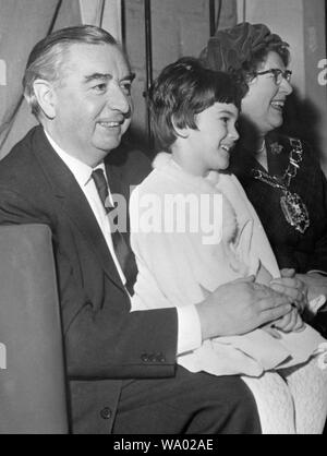 Quatre ans, Ghislaine Maxwell, qui est assis sur les genoux de George Brown, Premier Secrétaire d'État et secrétaire d'État aux Affaires économiques. M. Brown a été officiellement l'ouverture du nouveau siège de l'exploitation internationale de la Pergamon Press, un groupe de sociétés 210 000 € Immeuble de bureaux et entrepôt dans les motifs d'Headington Hill Hall, à Oxford. Ghislaine est la fille de Robert Maxwell, président et directeur général de Pergamon Press. Banque D'Images