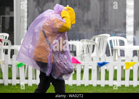 Southport, Merseyside. Météo britannique. 16 août, 2019. On prévoit d'élimination que heavy rain les déluges Southport Flower Show. La persistance de fortes pluies dans la matinée. Plutôt venteux tout au long de la journée, de présences sont touchés par le mauvais temps. Credit : MediaWorldImages/Alamy Live News Banque D'Images