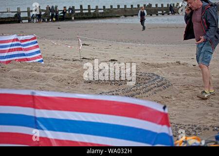 Portobello, Édimbourg, Écosse, Royaume-Uni. 16 août 2019. Le tournage est en cours sur un dreich et venteux beach pour l'adaptation de la BBC du roman Emma Healy a frappé Elizabeth est manquant, avec Academy Award Winner Glenda Jackson, la chaîne a annoncé. Jackson jouera le rôle de Maud dans le long drame, marquant son retour à l'écran après plus de 25 ans. "Elizabeth est manquant combine une énigme fascinante avec une offre encore une femme d'exploration inébranlable dans sa lutte avec la démence. Lorsque sa meilleure amie Elizabeth disparaît. Credit : Arch White/Alamy Live News. Banque D'Images