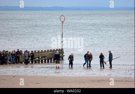 Portobello, Édimbourg, Écosse, Royaume-Uni. 16 août 2019. Le tournage est en cours sur un dreich et venteux beach pour l'adaptation de la BBC du roman Emma Healy a frappé Elizabeth est manquant, avec Academy Award Winner Glenda Jackson, la chaîne a annoncé. Jackson jouera le rôle de Maud dans le long drame, marquant son retour à l'écran après plus de 25 ans. "Elizabeth est manquant combine une énigme fascinante avec une offre encore une femme d'exploration inébranlable dans sa lutte avec la démence. Lorsque sa meilleure amie Elizabeth disparaît. Credit : Arch White/Alamy Live News. Banque D'Images