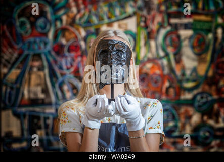 Maison d'enchères Bonhams de Romey adjoint Clark, Édimbourg, examine de plus près les 'Tete de picador nez casse', un masque de bronze de Pablo Picasso exprimés en 1960 (estimation £60 000) qui dispose de la meilleure exposition annuelle de Bonhams organisé pour célébrer cette année, le Festival International d'Édimbourg et de présenter les faits saillants de la prochaine Vente Bonhams l'automne et l'hiver à travers le Royaume-Uni. Banque D'Images