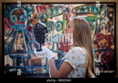 Maison d'enchères Bonhams de Romey adjoint Clark, Édimbourg, examine de plus près les 'Tete de picador nez casse', un masque de bronze de Pablo Picasso exprimés en 1960 (estimation £60 000) qui dispose de la meilleure exposition annuelle de Bonhams organisé pour célébrer cette année, le Festival International d'Édimbourg et de présenter les faits saillants de la prochaine Vente Bonhams l'automne et l'hiver à travers le Royaume-Uni. Banque D'Images