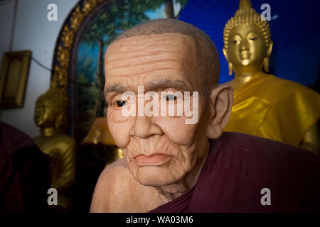 Une cire figure d'un ancien moine dans un Wat en Alor Setar, Kedah, Malaisie. Banque D'Images