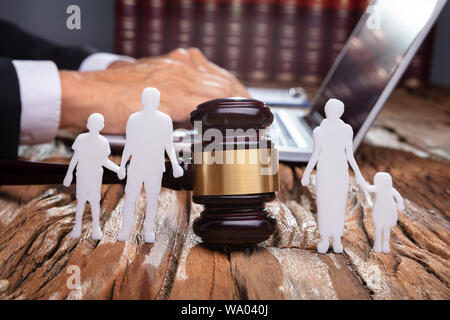 Séparation de la famille d'ossature avec Gavel, dans la salle d'audience Banque D'Images